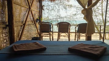 Comfort driepersoonskamer, balkon, uitzicht op zee | Individueel gedecoreerd, individueel gemeubileerd, een bureau, reisbedje