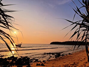 Privat strand, parasoller, massasje på stranden og strandyoga