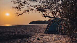 Tent, uitzicht op zee