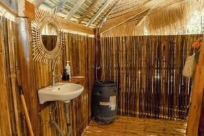 Deluxe-bungalow - balkon - havudsigt | Badeværelse | Gratis toiletartikler, håndklæder