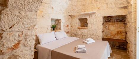 4 bedrooms, travel cot