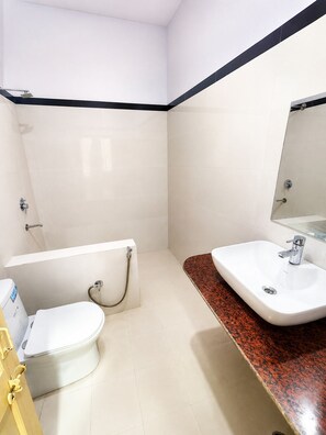 A bathroom with a toilet, bathtub, and sink. - Hotel Robin Jaisalmer (Jaisalmer)