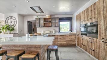 Een microgolfoven, een oven, een kookplaat, een vaatwasser