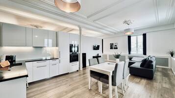 Escritorio, espacio para trabajar con laptop y wifi gratis