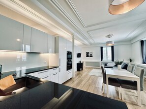 Business Apartment LOFT | ครัวส่วนตัว | กาต้มน้ำไฟฟ้า, อุปกรณ์ทำความสะอาด