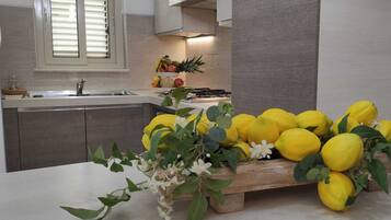 Frigorifero, forno, piano cottura, lavastoviglie