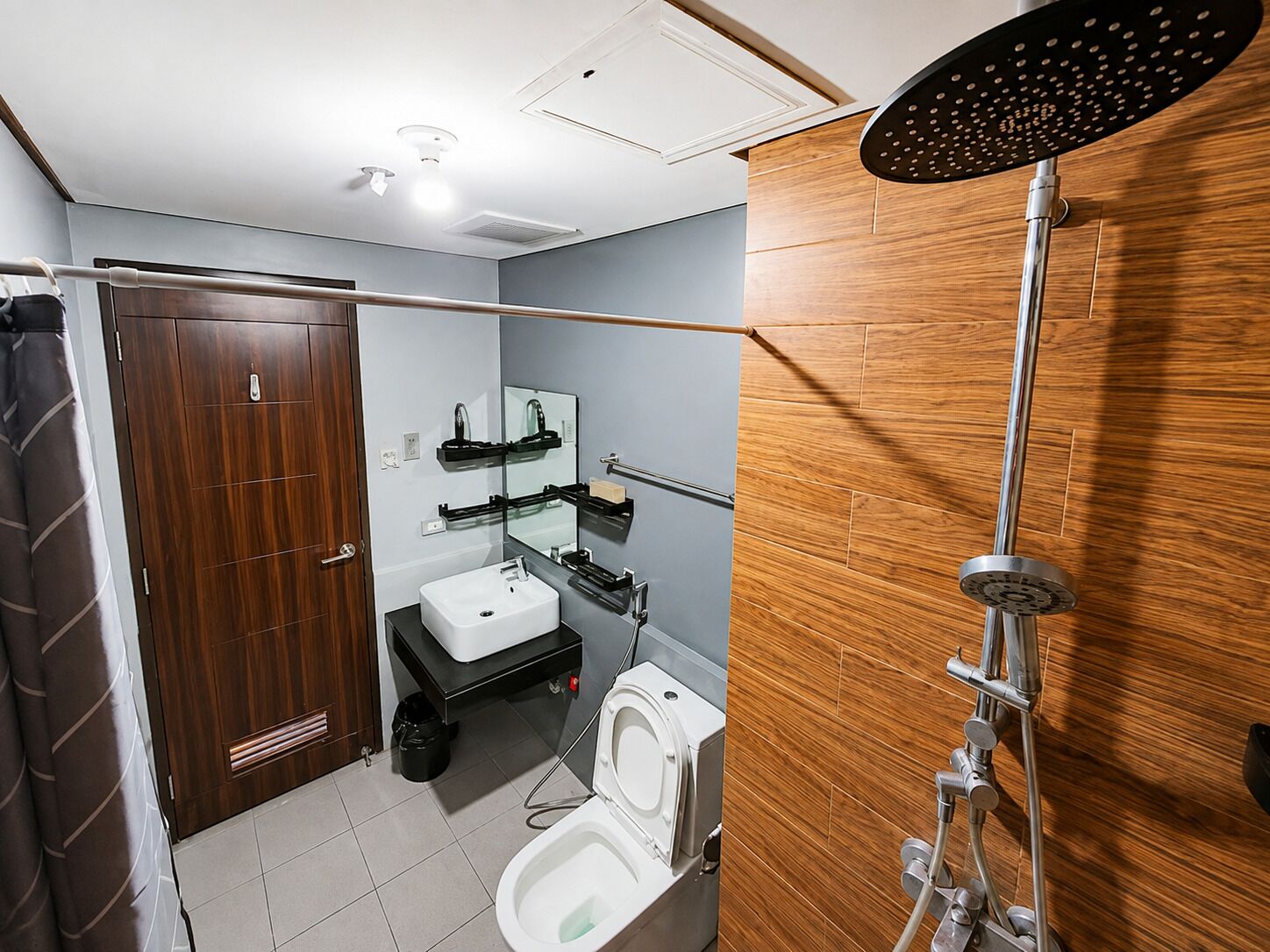 Un baño moderno con inodoro, lavabo y ducha.