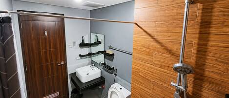 Un baño moderno con inodoro, lavabo y ducha.
