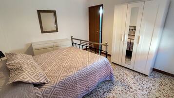 3 habitaciones, tabla de planchar con plancha y ropa de cama