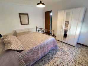 3 bedrooms, iron/ironing board, bed sheets