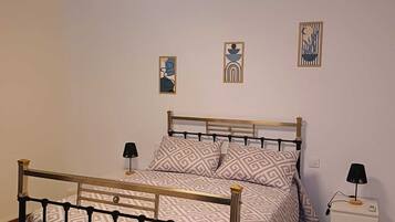 3 habitaciones, tabla de planchar con plancha y ropa de cama