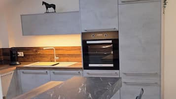 Stovetop, dishwasher, paper towels