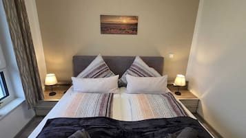 1 dormitori, caixa forta a l'habitació i un bressol de viatge