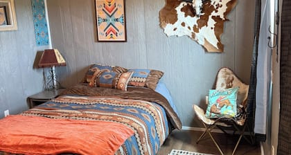 Charming 1-bedroom cottage in tranquil East Glacier Park with WiFi, AC