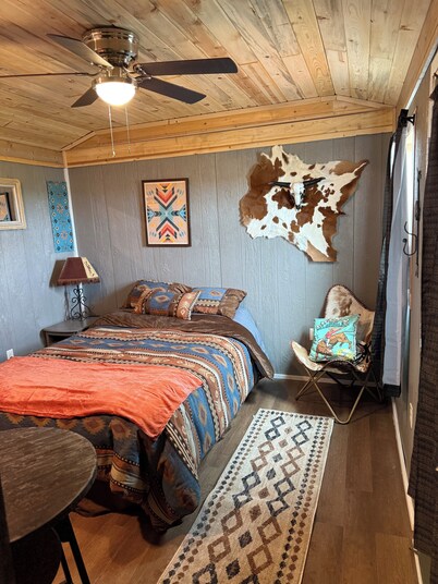 Charming 1-bedroom cottage in tranquil East Glacier Park with WiFi, AC