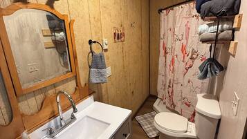 Douche, sĂšche-cheveux, serviettes fournies, savon