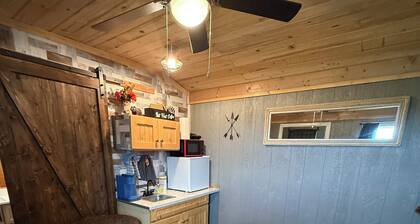 Charming 1-bedroom cottage in tranquil East Glacier Park with WiFi, AC