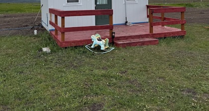Charming 1-bedroom cottage in tranquil East Glacier Park with WiFi, AC