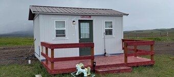 Charming 1-bedroom cottage in tranquil East Glacier Park with WiFi, AC