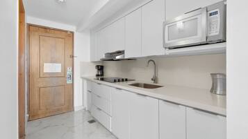 Mikrowelle, Herdplatte, Geschirrspüler