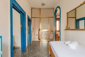 3 habitaciones y tabla de planchar con plancha