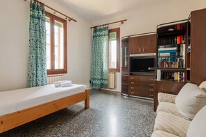 3 habitaciones y tabla de planchar con plancha 