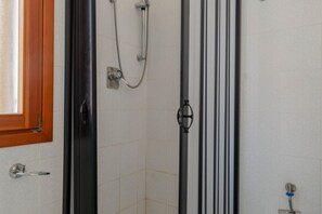 Regadera, bidet, toallas