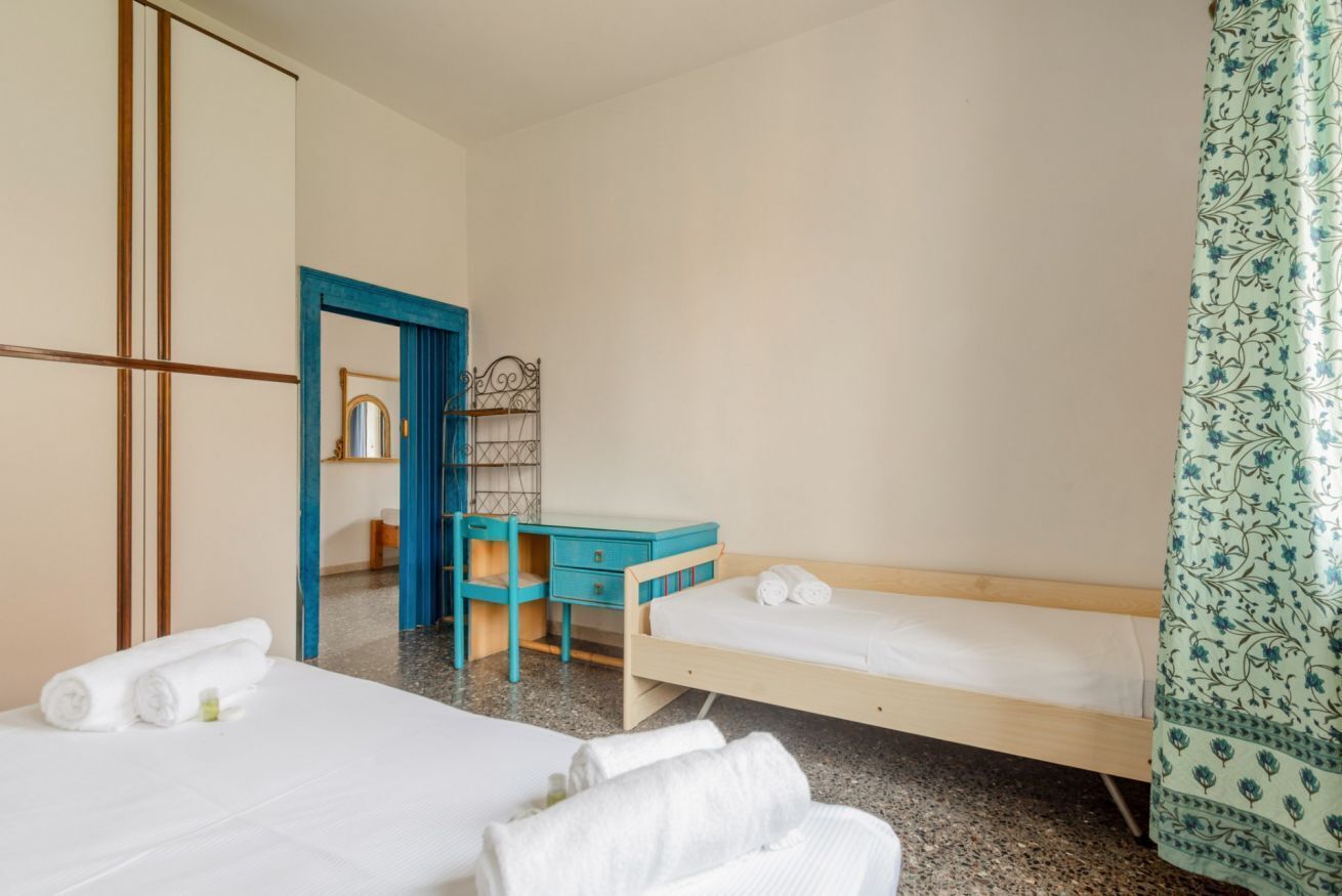 3 habitaciones y tabla de planchar con plancha 