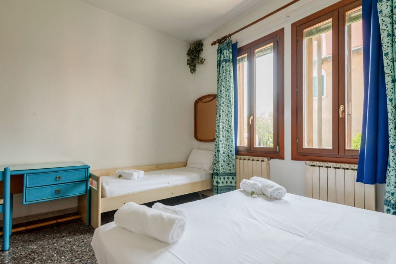 3 chambres, fer et planche à repasser
