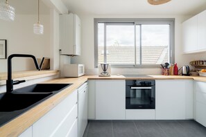 Jääkaappi, mikroaaltouuni, astianpesukone, leivänpaahdin