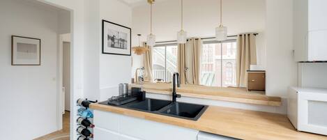 Køleskab, mikrobølgeovn, opvaskemaskine, brødrister