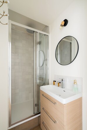 Shower, free toiletries, hair dryer, towels - Sweet Skies, by Veeve (Paris)
