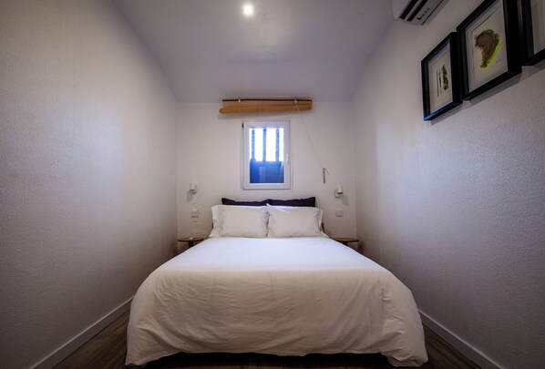 2 bedrooms, iron/ironing board, Internet, bed sheets