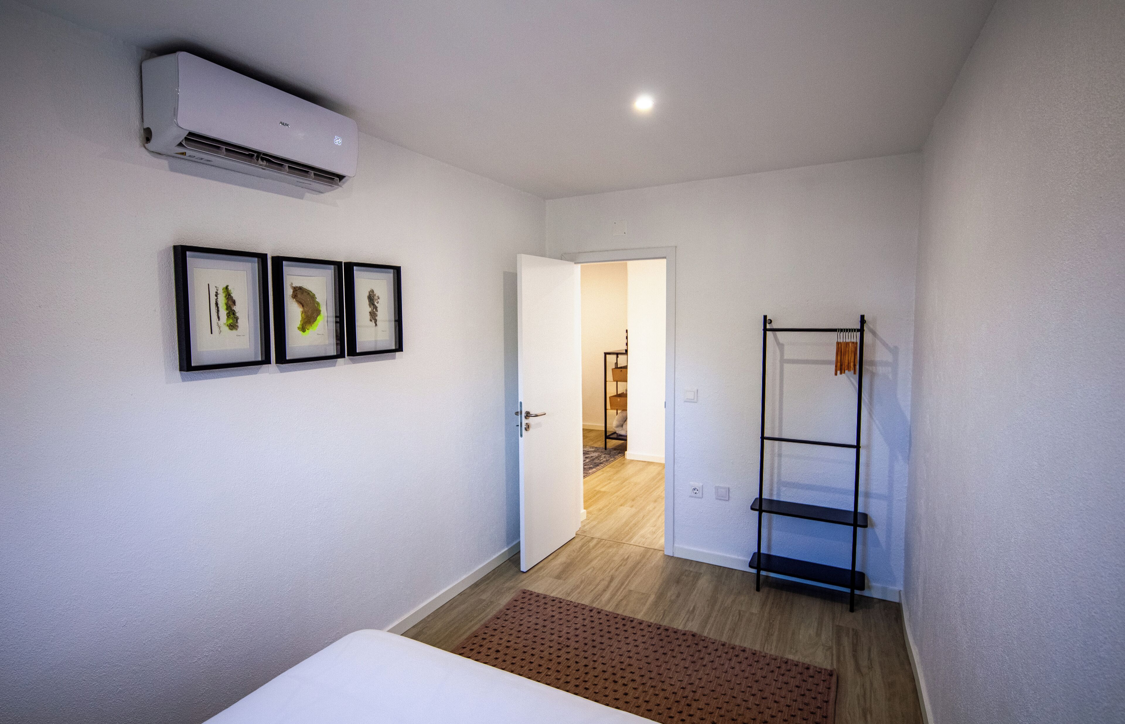 2 bedrooms, iron/ironing board, internet, bed sheets