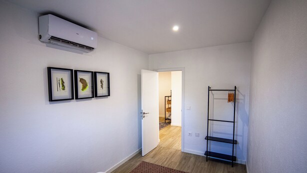 2 habitaciones, tabla de planchar con plancha, internet y ropa de cama 