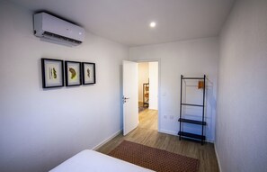 2 slaapkamers, een strijkplank/strijkijzer, internet, beddengoed