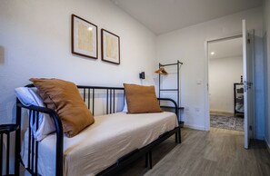 2 slaapkamers, een strijkplank/strijkijzer, internet, beddengoed