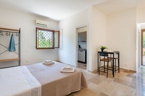 1 bedroom, travel cot