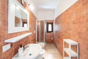 Shower, bidet, towels, shampoo - Casa Annamaria 1 by Rentbeat (Ostuni)