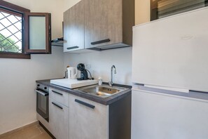 Geladeira, cadeirão de bebê