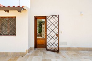 Exterior detail - Casa Annamaria 1 by Rentbeat (Ostuni)