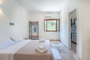 1 bedroom, travel cot