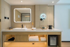 Chambre Double Supérieure, vue ville | Coin séjour | Télévision LED de 75 pouces avec chaînes par câble, enceintes connectées