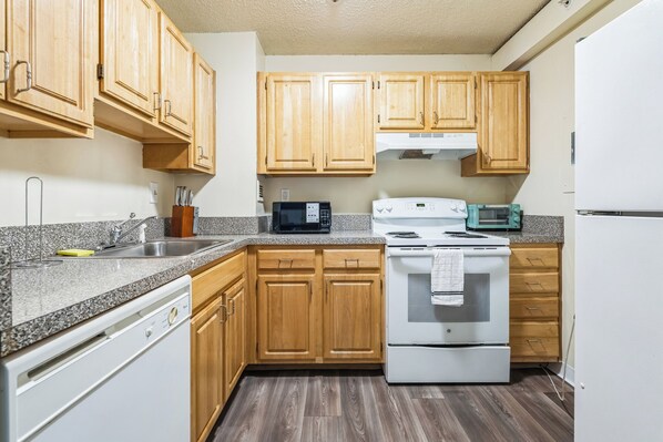 Kühlschrank, Mikrowelle, Ofen, Herdplatte