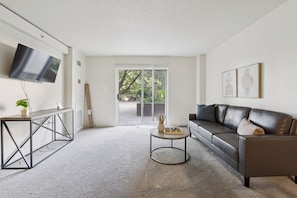 TV connectée, livres, espaces bureaux