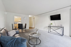 TV connectée, livres, espaces bureaux