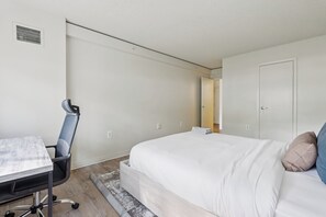 1 habitación, escritorio, tabla de planchar con plancha y cuna de viaje 