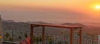 Cedar Jaj House: A Tranquil Escape with Breathtaking Mountain Views
