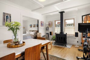 2 bedrooms, desk, iron/ironing board, free WiFi - Cozy 2BR Beachside Home in MDR with W/D, Patio, and Parking (Marina del Rey)