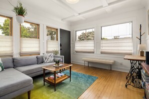 Smart TV, fireplace - Cozy 2BR Beachside Home in MDR with W/D, Patio, and Parking (Marina del Rey)